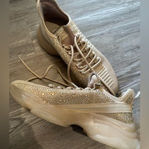 Steve Madden Maxima sneakers in blush with rhinestones! Size 9.